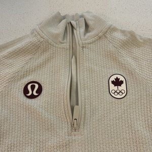 Lululemon Canada official Olympic longsleeve half zip top size 2 great condition